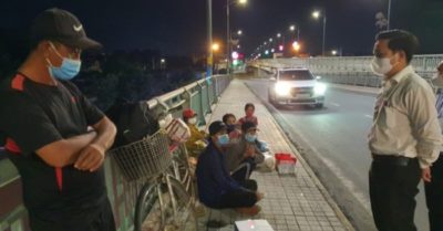 Cặp vợ chồng cùng 2 con nhỏ đi bộ 3 ngày đêm từ Đồng Nai về Tây Ninh, kiệt sức ở Biên Hòa