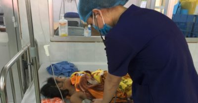 Hái nấm lạ trong vườn nướng ăn, 3 trẻ nhập viện