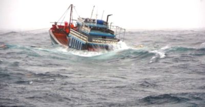 13 thuyền viên mắc kẹt trên biển được đưa vào bờ an toàn