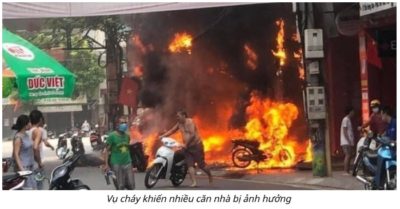 ‘Người đàn ông ném vật gì đó về phía cửa hàng, sau đó ngọn lửa bùng lên dữ dội’