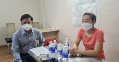 Lãnh đạo phường xin lỗi vì phá cửa, cưỡng chế người dân đi test Covid-19
