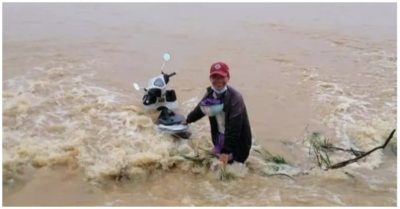 Tin tức tối 29/10: 2 thanh niên cứu người phụ nữ bị nước lũ cuốn trôi; Về nhà sau ca trực chốt kiểm dịch Covid-19, bác sĩ thiệt mạng do va chạm với xe tải