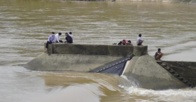 Tàu chở Phó giám đốc Sở Giao thông Vận tải gặp nạn, 7 người mắc kẹt giữa sông Thạch Hãn