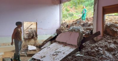 Núi lở đè sập nhà, người dân ôm đồ tháo chạy