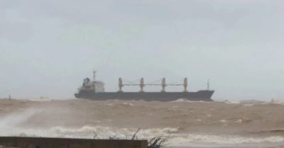 Tàu hàng cùng 20 thuyền viên mắc cạn tại vùng biển Quảng Trị