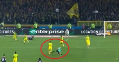 Clip: Ngỡ ngàng trọng tài rút thẻ đỏ sau va chạm với cầu thủ