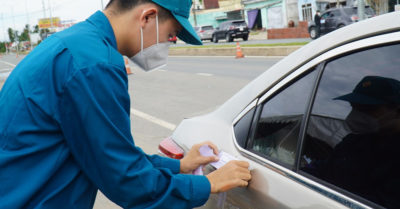 Tin tức sáng 17/10: Chủ tịch Bến Tre nói gì về việc dán niêm phong cửa ô tô đi qua tỉnh; Học trò nghèo bị giữ học bạ, phải nghỉ học vì không có đủ 550.000 đồng đóng tiền quỹ…