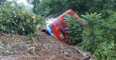 Bình Định: Sạt lở núi, xe khách bị vùi lấp giữa đèo