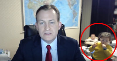 Video: 2 nhóc tì “đột kích” vào phòng khiến bố nghẹn lời khi đang phỏng vấn trực tuyến