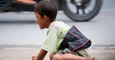 Cậu bé ăn xin nhận ra mẹ sau 3 năm bị bắt cóc, nhưng mẹ từ chối