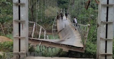 Ôtô chở hàng quá tải làm sập cầu treo, rơi xuống vực