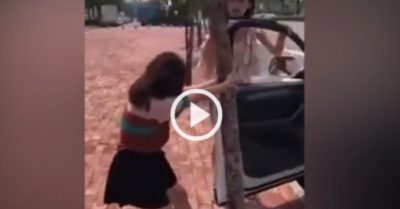 Video: Hai cô gái luống cuống khi cửa ôtô bị vướng vào thân cây bên đường