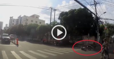 Video: Người đàn ông dù ngã xe cũng quyết không buông điện thoại