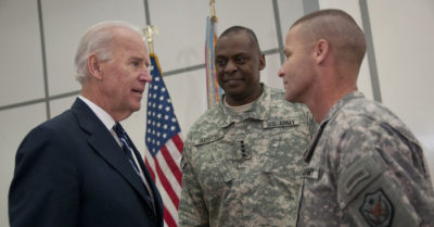 Vì sao hàng chục lính Mỹ kiện Biden về lệnh tiêm chủng?