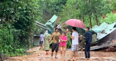 Video: Sau tiếng nổ, một quả đồi đổ sập xuống, người dân la hét tháo chạy