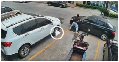 Video: Shipper dùng tay đẩy ôtô đỗ chắn đường
