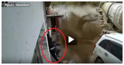 Clip: Khoảnh khắc hai người ngồi trước cửa nhà né kịp xe tải chở cát bị lật