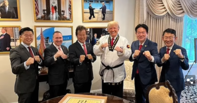 Ông Trump nhận danh hiệu võ thuật Taekwondo hạng nhất