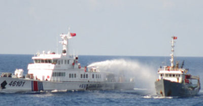Thế giới 18/11: Trung Quốc phun vòi rồng vào tàu Philippines ở Biển Đông