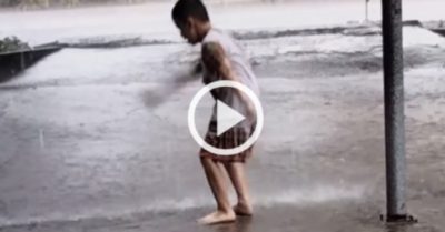 Video: Cậu bé ngây thơ ‘luyện võ’ dưới mưa