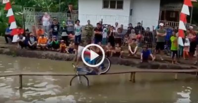 Video: Cả làng cười sảng khoái khi xem cuộc thi xe đạp trên mặt ao