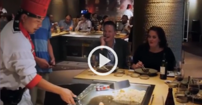 Video: Đầu bếp hài hước khiến những vị khách “cười no”