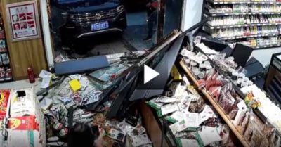 Video: Nhầm chân ga, nữ tài xế tông đổ tường kính siêu thị, hàng hóa văng khắp nơi