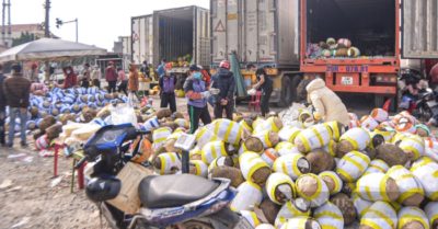 Hàng nghìn container kẹt tại cửa khẩu Lạng Sơn: Nông sản hỏng, tài xế phải quay đầu xe để “giải cứu”