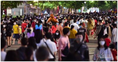 Tin tức sáng 25/12: 62 tỉnh có ca mắc Covid-19, Hà Nội vượt mốc 1.800 F0; Động đất khiến người Hà Nội choáng váng; Người dân đổ xô ra đường đón Noel giữa mùa dịch