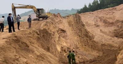 Rủ nhau lên đồi chơi, bất ngờ bị đất sạt lở, vùi lấp khiến 3 học sinh tử vong