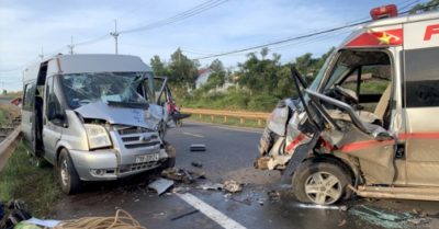 Video: Hiện trường xe cứu thương đối đầu ôtô chở khách, nhiều người bị thương