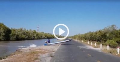 Clip: Người đàn ông lái thuyền máy băng qua đường nhựa ngoạn mục