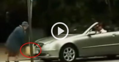 Video: Cụ bà đập bung túi khí ôtô vì tiếng còi xe khiến bà giật mình