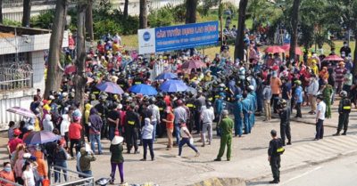 Video: Hơn 16.000 công nhân Đồng Nai ngừng việc đòi tăng thưởng Tết