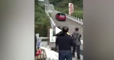 Clip: Ô tô chạy vèo vèo leo 999 bậc thang dốc ngoạn mục