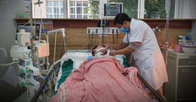 Tin tức tối 21/2: Thêm 46.861 ca Covid-19; Người đàn ông bị hôn mê vì uống phải rượu giả; Rau xanh tăng giá gấp đôi vì mưa rét