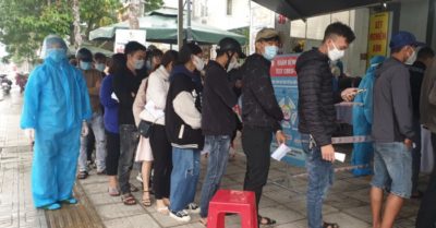 Sau kỳ nghỉ Tết, người dân xếp hàng dài chờ xét nghiệm Covid-19