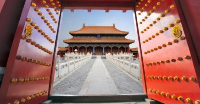 Điềm báo từ việc gió mạnh thổi sập các cánh cổng của Tử Cấm Thành