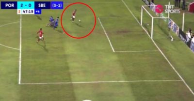 Video: Cầu thủ ‘độc diễn’ loại hết hàng thủ đối phương và kết cục… khó tin