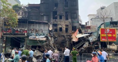 Tin tức tối 27/4: Thêm 8.004 ca Covid-19; Cháy 10 cửa hàng ở Hà Nội; Giá sách giáo khoa mới lớp 3, 7, 10: Cao gấp 2 – 3 lần sách cũ