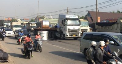 Tin tức tối 8/4: Khói bao phủ một phần TP. Bắc Giang, hàng trăm công nhân bỏ chạy; Cuộn thép trên ôtô đầu kéo rơi xuống đường khiến nhiều người hoảng sợ