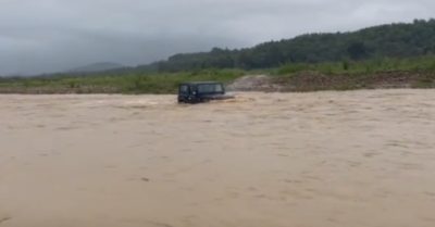 Video: Không độ ống thở, xe ‘Jeep Ấn Độ’ vẫn lội nước như tàu ngầm