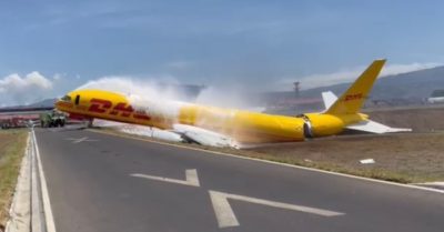 Video: Khoảnh khắc máy bay Boeing gãy đôi khi hạ cánh