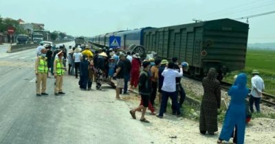 Tin tức tối 10/4: Đề xuất thu phí đỗ ôtô trên 31 tuyến đường; 4 nữ công nhân bị sóng dìm xuống biển