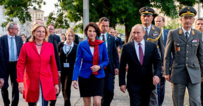 Ông Putin cấm hơn 900 người nổi tiếng nhập cảnh vào Nga