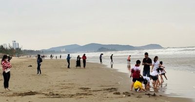 Tin tức tối 2/5: Liên tục xảy ra các vụ đuối nước ở Bình Thuận, 2 em nhỏ tử vong, 1 học sinh lớp 7 mất tích; Cảnh báo biển động nguy hiểm, hàng nghìn người vẫn xuống Cửa Lò chơi đùa