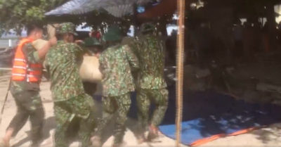 Video: Tàu cá bị đâm chìm khiến 8 ngư dân rơi xuống biển