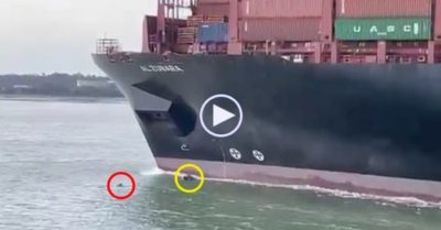 Video: Người đàn ông thoát chết trong gang tấc trước mũi tàu chở hàng khổng lồ