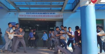 Người nhà bệnh nhi hành hung, bóp cổ bác sĩ
