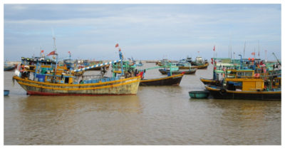 Tàu chở 18 người mất liên lạc trên biển Bình Thuận